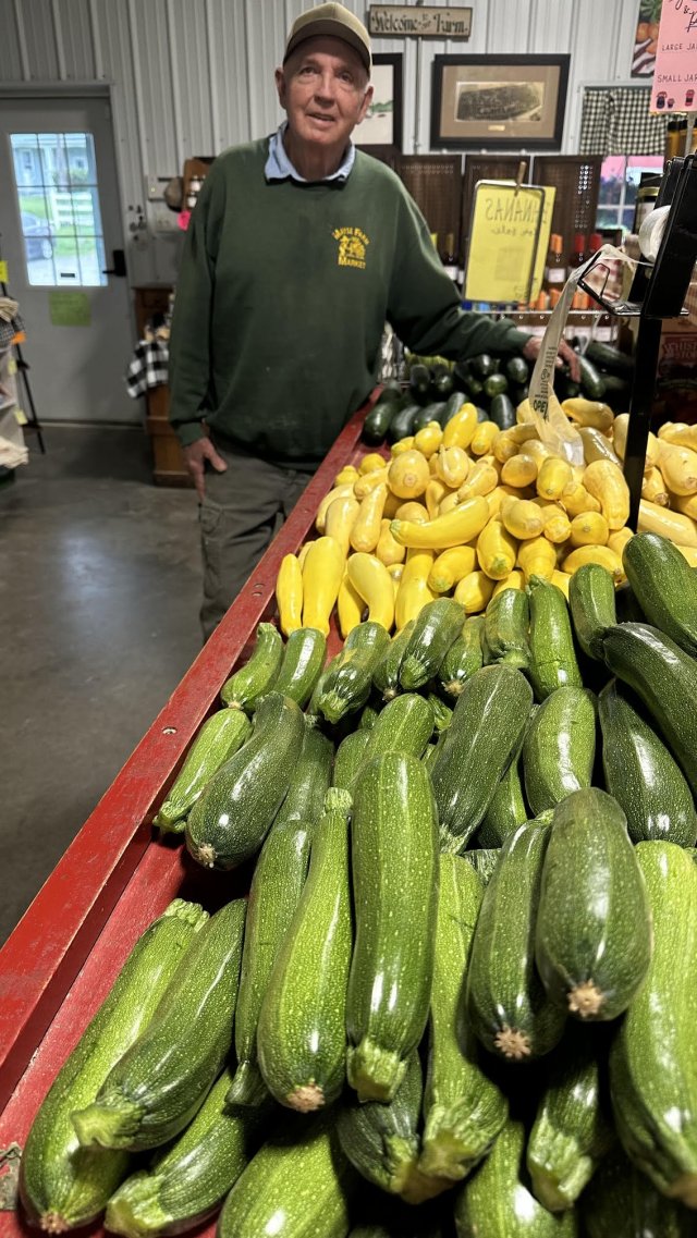 image-1022200-papa_with_squash_zucchini-9bf31.w640.jpg