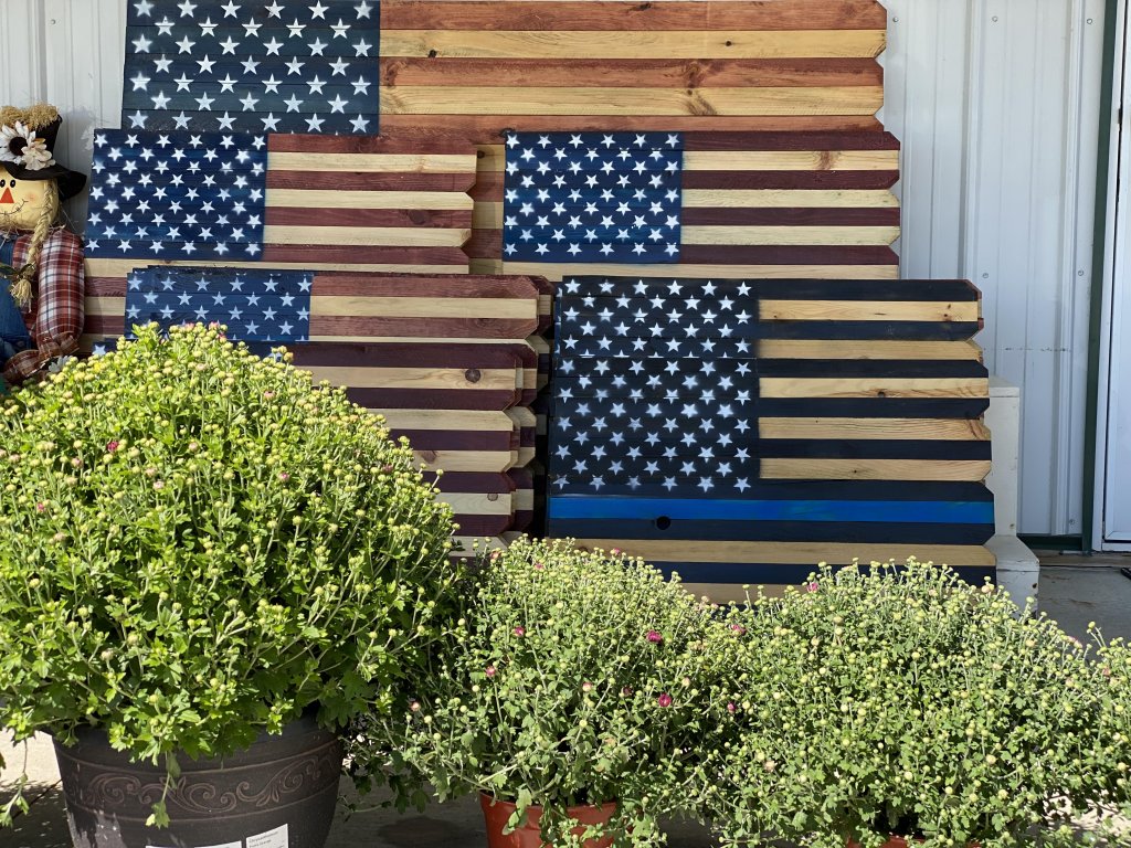 image-937121-Mum__with_american_flags-16790.w640.jpg